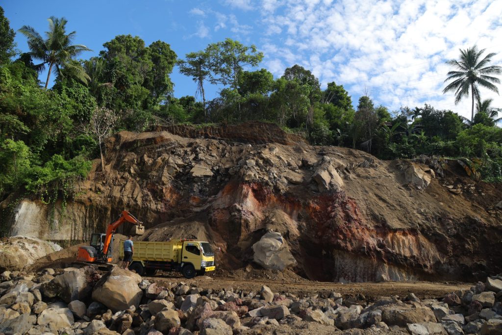Truk dan alat berat pengangkut pasir galian C di Kelurahan Kalumata Ternate, Maluku Utara, Selasa (29/7/2025).Aktivitas galian C yang sudah berlangsung 11 tahun itu diduga tidak memiliki izin operasi dan berpotensi terjadi bencana longsor serta kerusakan lingkungan yang berdampak pada pemukiman warga sehingga Pemkot Ternate bakal mengambil langkah tegas untuk menghentikan aktivitas penambangan galian C.