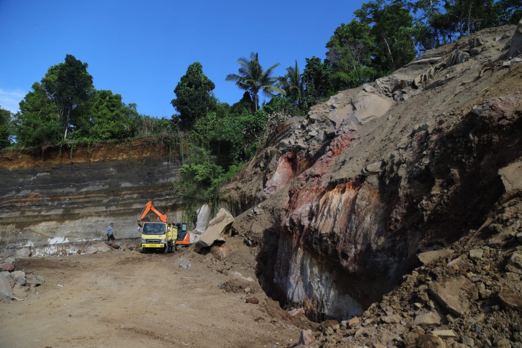 Truk dan alat berat pengangkut pasir galian C di Kelurahan Kalumata Ternate, Maluku Utara, Selasa (29/7/2025).Aktivitas galian C yang sudah berlangsung 11 tahun itu diduga tidak memiliki izin operasi dan berpotensi terjadi bencana longsor serta kerusakan lingkungan yang berdampak pada pemukiman warga sehingga Pemkot Ternate bakal mengambil langkah tegas untuk menghentikan aktivitas penambangan galian C.