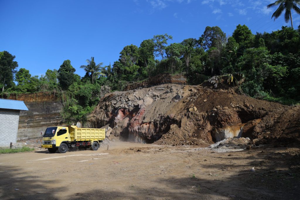 Truk dan alat berat pengangkut pasir galian C di Kelurahan Kalumata Ternate, Maluku Utara, Selasa (29/7/2025).Aktivitas galian C yang sudah berlangsung 11 tahun itu diduga tidak memiliki izin operasi dan berpotensi terjadi bencana longsor serta kerusakan lingkungan yang berdampak pada pemukiman warga sehingga Pemkot Ternate bakal mengambil langkah tegas untuk menghentikan aktivitas penambangan galian C.