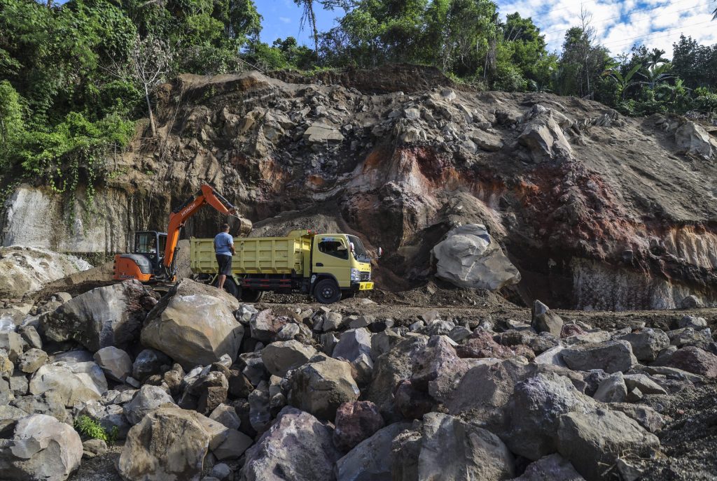 Truk dan alat berat pengangkut pasir galian C di Kelurahan Kalumata Ternate, Maluku Utara, Selasa (29/7/2025).Aktivitas galian C yang sudah berlangsung 11 tahun itu diduga tidak memiliki izin operasi dan berpotensi terjadi bencana longsor serta kerusakan lingkungan yang berdampak pada pemukiman warga sehingga Pemkot Ternate bakal mengambil langkah tegas untuk menghentikan aktivitas penambangan galian C. ANTARA FOTO /Andri Saputra.