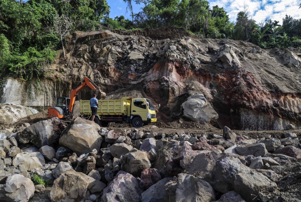 Truk dan alat berat pengangkut pasir galian C di Kelurahan Kalumata Ternate, Maluku Utara, Selasa (29/7/2025).Aktivitas galian C yang sudah berlangsung 11 tahun itu diduga tidak memiliki izin operasi dan berpotensi terjadi bencana longsor serta kerusakan lingkungan yang berdampak pada pemukiman warga sehingga Pemkot Ternate bakal mengambil langkah tegas untuk menghentikan aktivitas penambangan galian C.